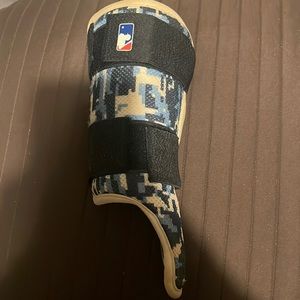 Lefty leg guard